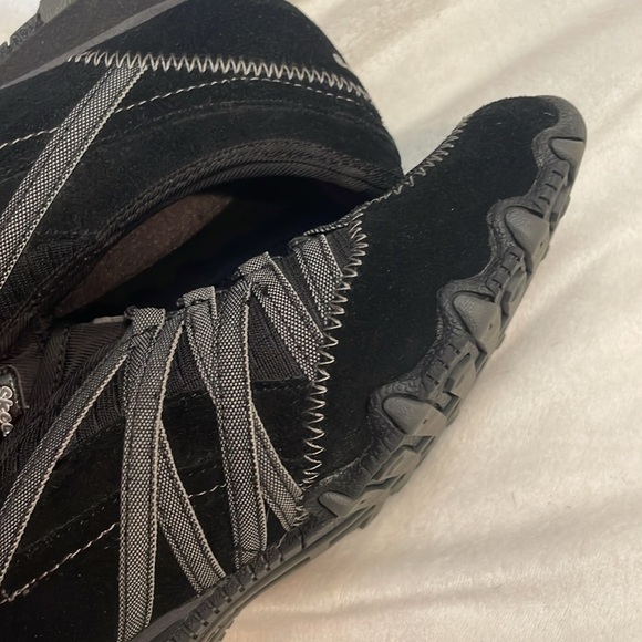 Skechers Women's Black Shoes. Excellent Condition- Worn 3 times. Size 8.5. - Picture 3 of 12